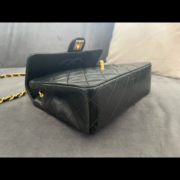 Authentic Chanel classic crossbody flap bag - Picture 9 of 13